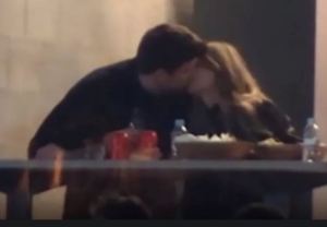 Piqué y Clara Chía Martí se dieron unos besos apasionados desde un palco (Video)