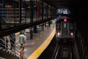 Se salvó de milagro: Anciano fue empujado a las vías del metro de Nueva York por un extraño