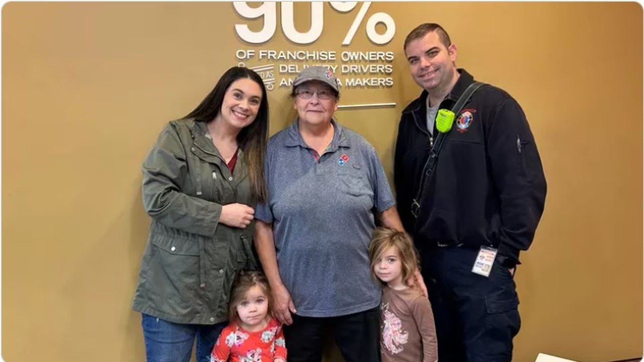 Un gesto VIRAL: Familia recaudó millonaria suma para que repartidora de pizza en Carolina del Sur se jubilara