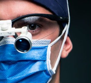 Médico venezolano lleva a cabo la primera cirugía endoscópica de columna en Zulia