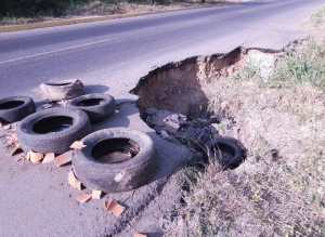 Temen que ocurra una fatalidad: Exigen reparación de cráter en carretera de Anzoátegui