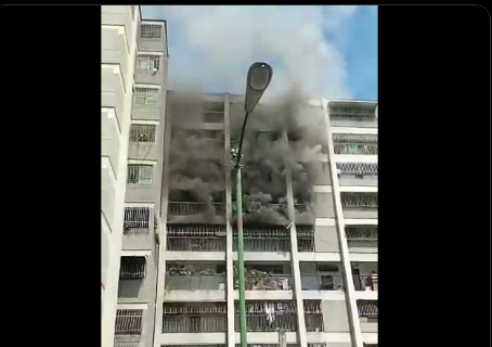EN VIDEO: Se registró incendio en un edificio de la UD7 en Ruiz Pineda