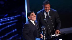 VIDEO: El día que Ronaldo Nazario y Maradona protagonizaron un bloopers en los premios “The Best”