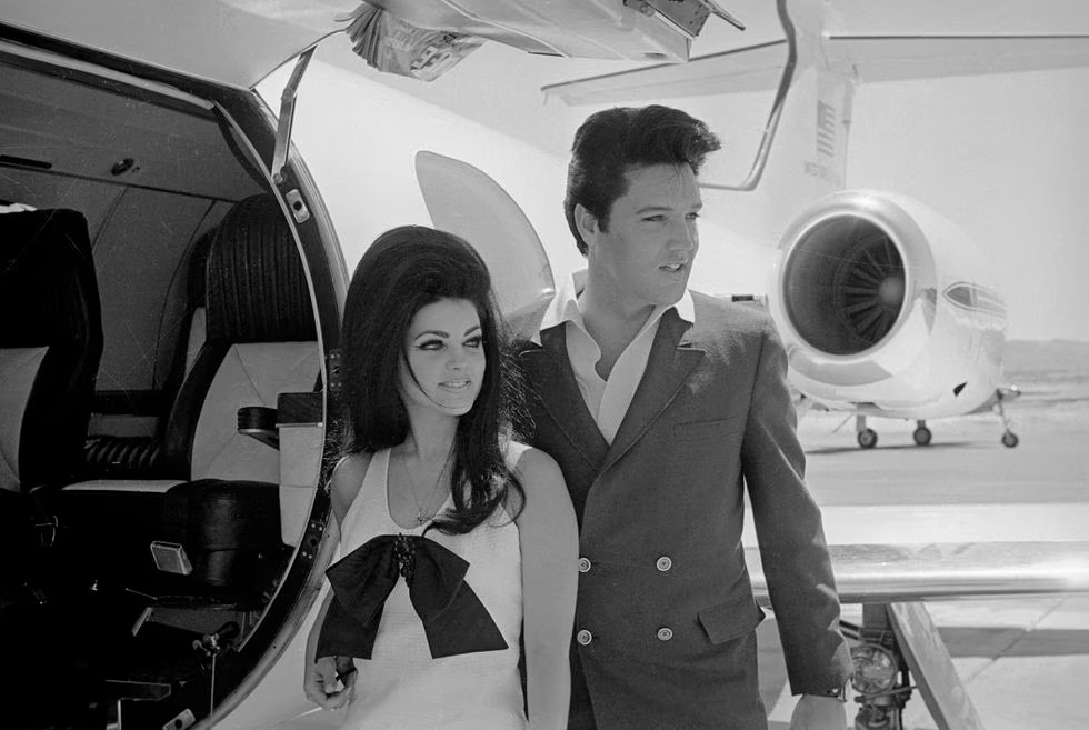 Así es el avión privado de Elvis Presley subastado por una fortuna que pasó 40 años abandonado en el desierto