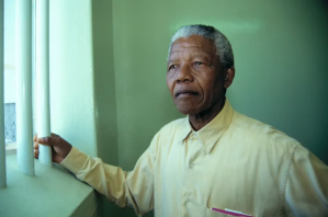 El cuerpo roto, los ojos lastimados y el alma intacta: los 27 años que Mandela pasó aislado en una celda húmeda