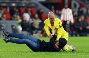 Escándalo en la Europa League: hincha ingresó al campo y agredió al portero del Sevilla (Video)