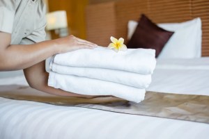 Latina se hizo VIRAL al revelar cuánto dinero gana haciendo limpieza de habitaciones de hotel en EEUU