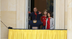 Al igual que Hugo Chávez y Rafael Correa, Gustavo Petro inaugura discursos presidenciales de balcón