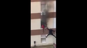 Héroe sin capa: trepó la fachada de un edificio en España para salvar a dos menores de un incendio (Video)
