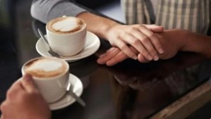 “La prueba de la taza de café”, la nueva técnica de los jefes para juzgar a los postulantes durante las entrevistas