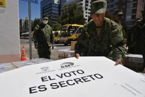 Iniciaron las elecciones locales y referéndum constitucional en Ecuador de este #5Feb