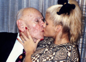La muerte trágica de la conejita de Playboy que se casó con un anciano millonario que la desheredó