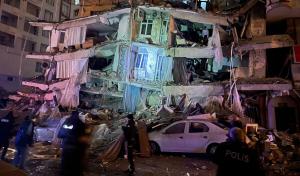 Varios muertos tras potente terremoto en Turquía