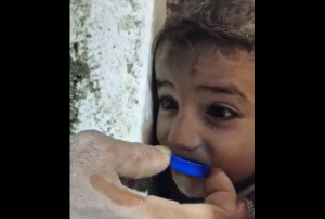 El DESGARRADOR VIDEO de Muhammed, el niño que sobrevivió a sorbos de agua del tapón de una botella