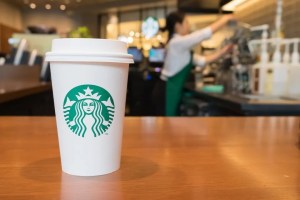 Escándalo en Oklahoma: Starbucks le cobró más de cuatro mil dólares de propina a un cliente
