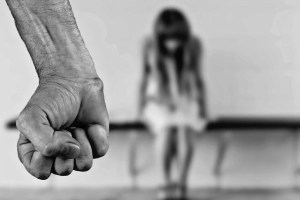 Alarmante cifra en EEUU: Una de cada 10 adolescentes afirma haber sido violada, según los CDC