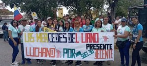 Teachers protested holding hands through the streets of Las Mercedes del Llano demanding fair wages