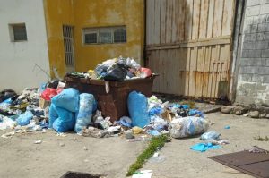 Cerros de desechos hospitalarios llevan semanas sin ser recolectados en algunos centros de salud de Mérida