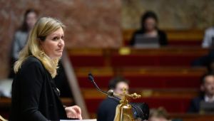 Impopular reforma de pensiones en Francia sigue adelante sin voto de diputados