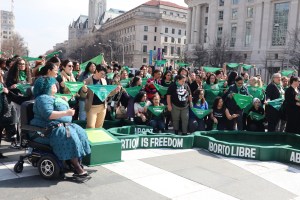 Activistas latinas buscan extender una “ola verde” del aborto a EEUU