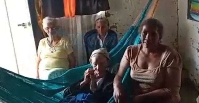 La abuela más longeva de Venezuela es trasladada en carrucha para salir de casa (Videos)