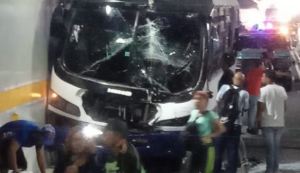 VIDEO: Autobús se estrelló contra la pared del túnel Boquerón I sentido La Guaira este #22Feb