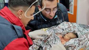 Rescatan a un bebé de diez días de nacido después de 90 horas bajo los escombros en Turquía