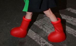 ¿Por qué el mundo de la moda se ha vuelto loco con estas extravagantes botas rojas?