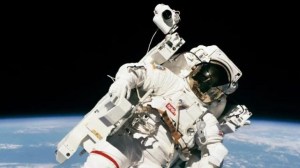 El día en que un astronauta de la Nasa flotó libre en el espacio por primera vez en la historia