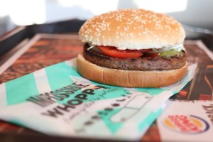 VIDEO: Empleado de Burger King en EEUU reveló cómo cocinan realmente la carne de hamburguesas