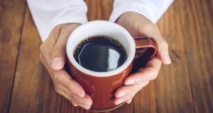 Beneficios del café: personas que toman dos o tres tazas diarias tienen tensión arterial más baja