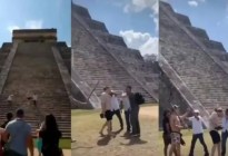 Turista se subió a la pirámide de Chichén Itzá y al bajar lo recibieron a los palazos (VIDEO)
