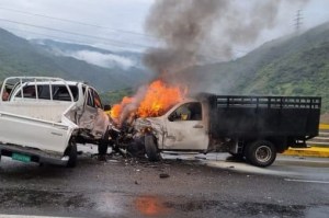 Dos vehículos se prendieron en llamas tras chocar en la autopista Caracas-La Guaira este #8Feb (Video)