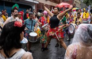 Comparsas callejeras de Sao Paulo desafían lluvias en el Carnaval brasileño