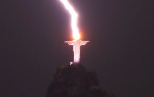 Impactante: Cristo Redentor en Río de Janeiro fue alcanzado por un rayo durante una tormenta (FOTO)