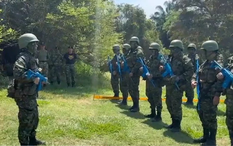 De camuflado y con fusil, Claudia López comandó a pelotón del Ejército colombiano y su VIDEO se hizo viral