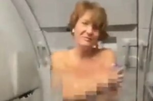 Mujer se desnudó en pleno vuelo, mordió a las azafatas y amenazó a los pasajeros: “Todos van a morir” (VIDEO)