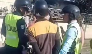 Motorizado golpeó a un policía en pleno desfile en Táchira por no dejarlo circular en la zona (Video)