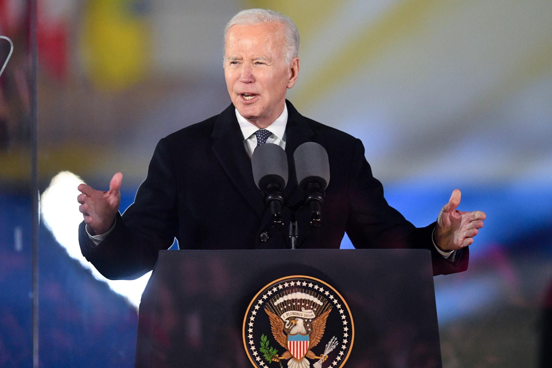 Biden alabó la resistencia de Kiev, que “sigue en pie” un año después de la invasión rusa