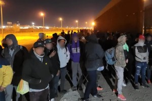 VIDEO: Migrantes que cruzaron a EEUU bajo engaño, terminaron expulsados en autobuses hacia México