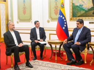 Venezuela and Irán to Revamp Massive Oil Complex After Visit by FM