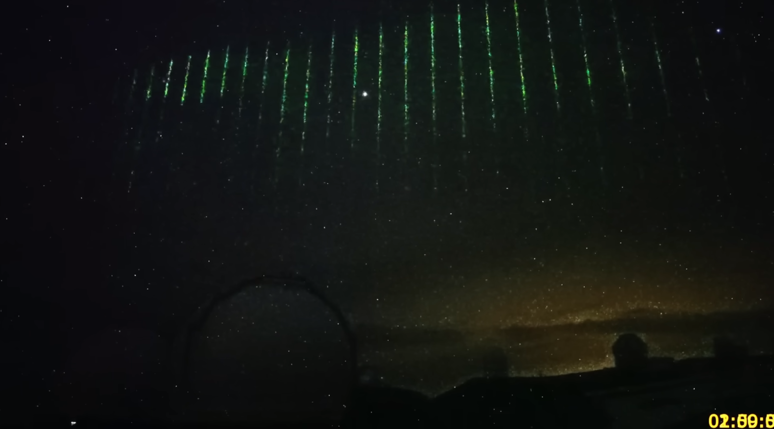 VIDEO: misteriosos rayos láser procedentes del espacio iluminan el cielo nocturno de Hawái