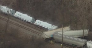 VIDEO: Tren se descarrila en Detroit y uno de sus vagones transportaba materiales peligrosos
