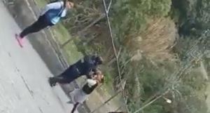VIDEO: Mujeres agarraron a pedradas a un policía para que un delincuente escapara en Valera