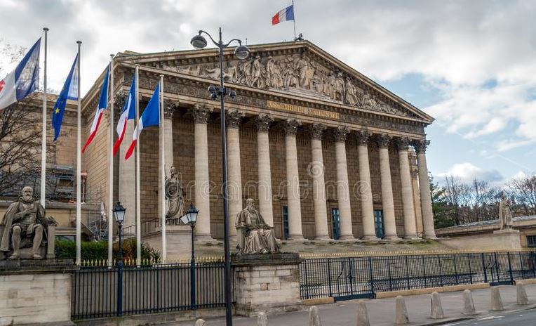 Parlamento francés inició tenso debate sobre la reforma de las pensiones