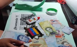 El penacho de la devaluación: Así resolvió la tarea de su hijo una madre venezolana (Video)