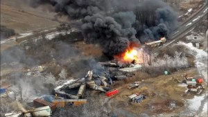 El descarrilamiento del tren tóxico de Ohio se convierte en una película de terror