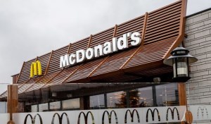 Pánico en McDonald’s de Florida: Mujer amenazó con un arma a un empleado por una galleta gratis
