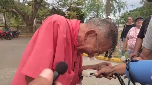 “Me estoy muriendo de hambre”: docente rompe en llanto durante protesta en Vargas (Video)