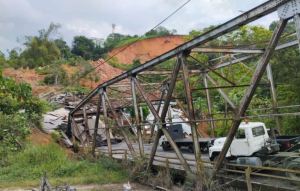 Murieron dos personas tras la caída de un puente en Mérida (Video)